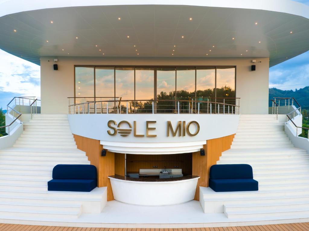邦涛海滩Sole Mio Boutique Hotel and Wellness - Adults Only的一座大建筑,上面有销售模具标志