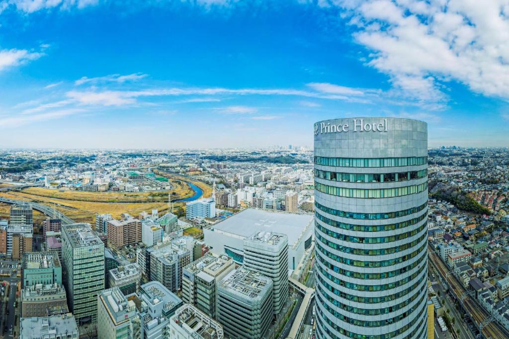 横滨新横滨王子大饭店 的一座高楼,上面写着未来酒店的话