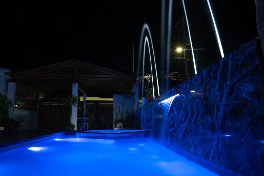 阿约拉港EXCLUSIVE CONDO GALAPAGOS and BEYOND 1的夜晚的游泳池,灯光蓝色