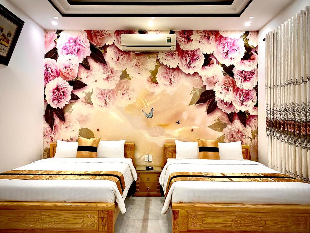 波来古市HOTEL MINH LÂM 2的配有花壁纸的客房内的两张床