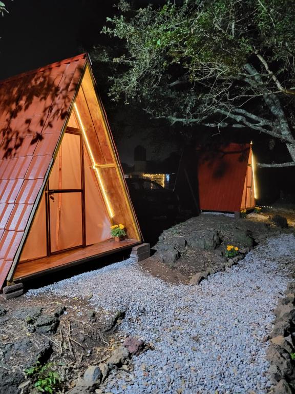 奇格纳瓦潘Campestre Camp的一堆砾石上有一个红色屋顶的小屋