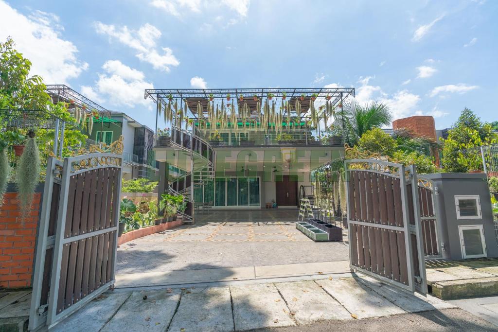 乔治市LuxegreenRetreat , Bungalow - Georgetown, Penang的大楼前的大门