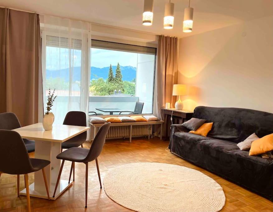 格蒙登Ferienwohnung zum Wohlfühlen的客厅配有沙发和桌子