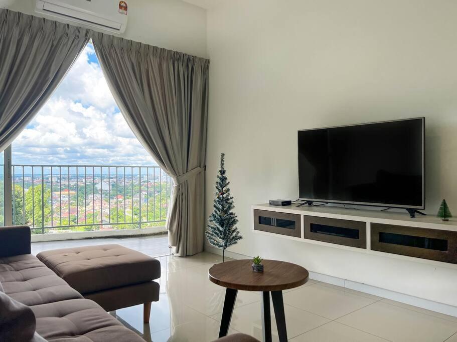 太平Taiping City View Condo near Lake Garden/ Netflix的客厅设有壁挂式平面电视。