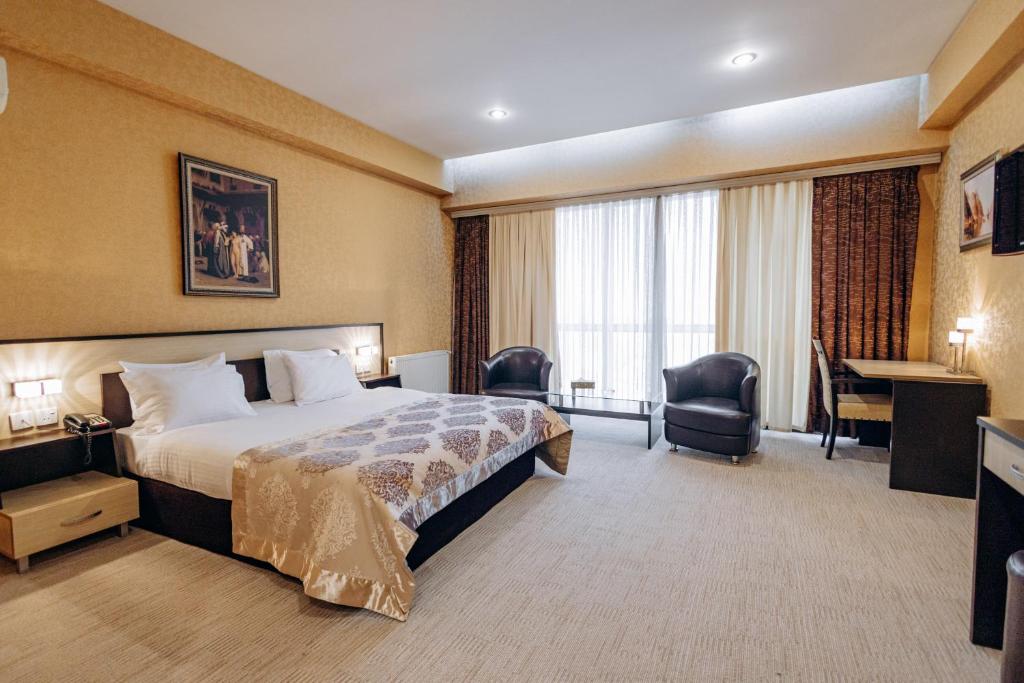 巴库Days Hotel By Wyndham Baku的配有一张床和一张书桌的酒店客房