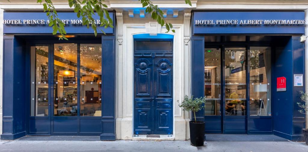 巴黎Prince Albert Montmartre的商店前的蓝色门