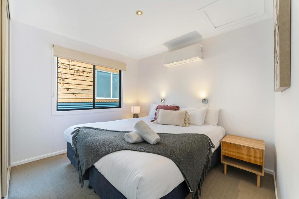 布赖特BIG4 Tasman Holiday Parks - Bright的一间卧室设有一张大床和一个窗户。