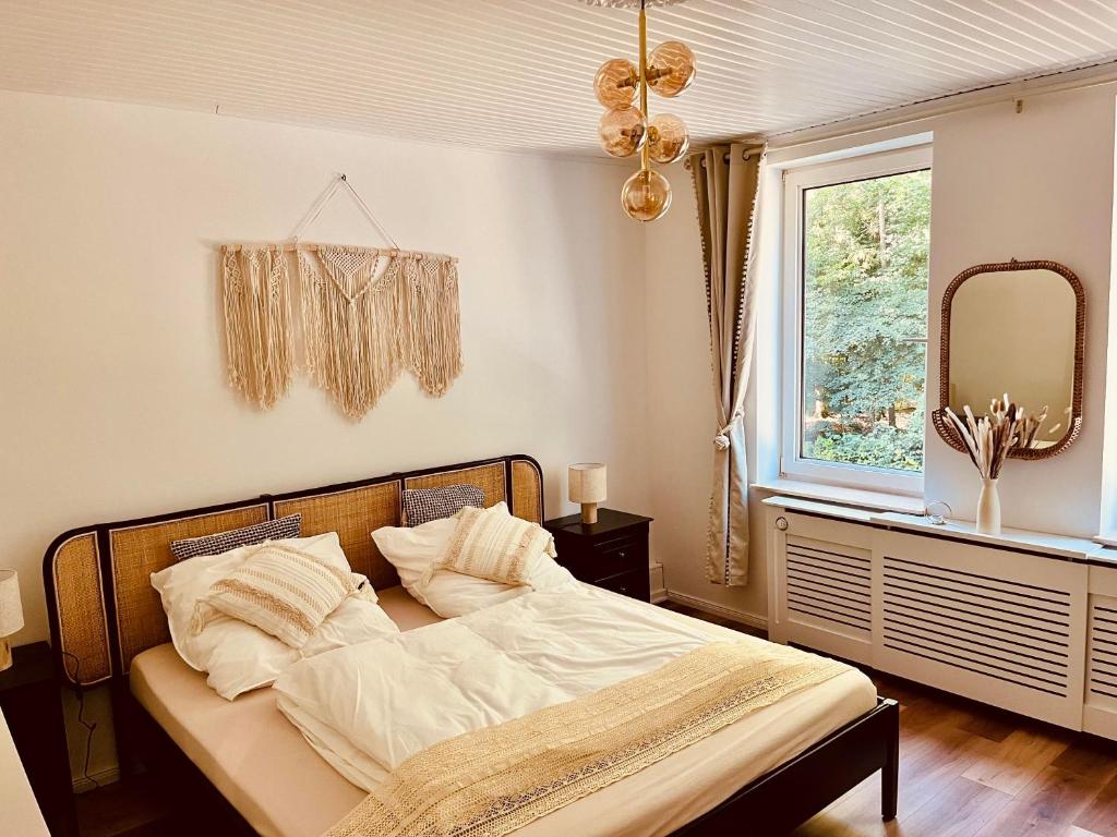 索尔陶Heideglück an der Rotbuche的一间卧室配有一张带镜子的床和窗户