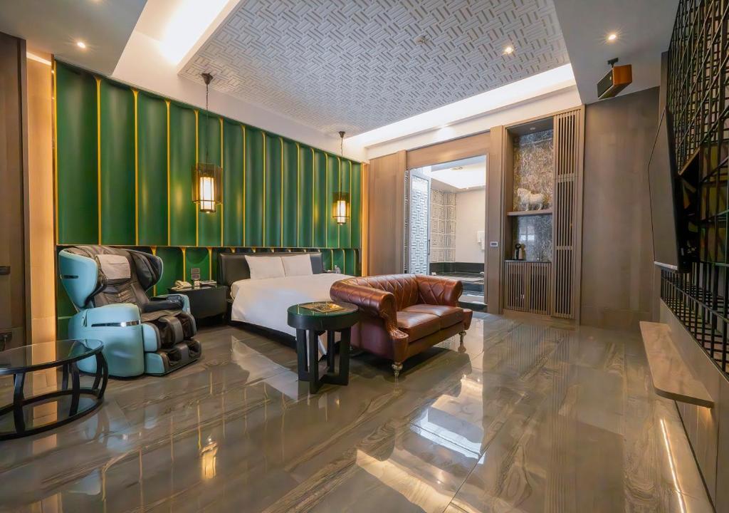 员林枫采时尚汽车旅馆的酒店客房,设有床铺和绿色的墙壁