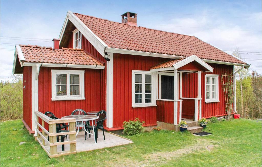 HindåsLovely Home In Hrryda With Kitchen的前面有一张桌子的红色房子