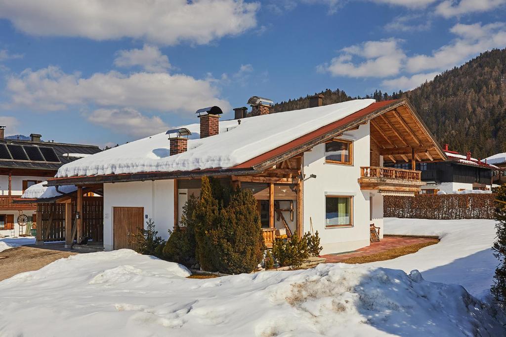 雷特温克尔Alpen-Chalet Benzeck的屋顶上积雪的房子