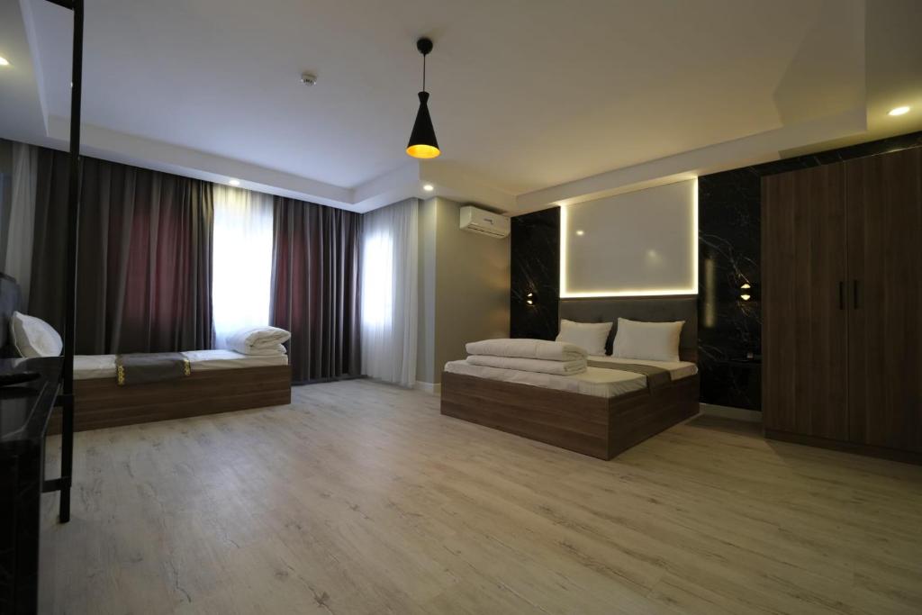 伊斯坦布尔Cevvo Hotel的客厅配有沙发和1张床