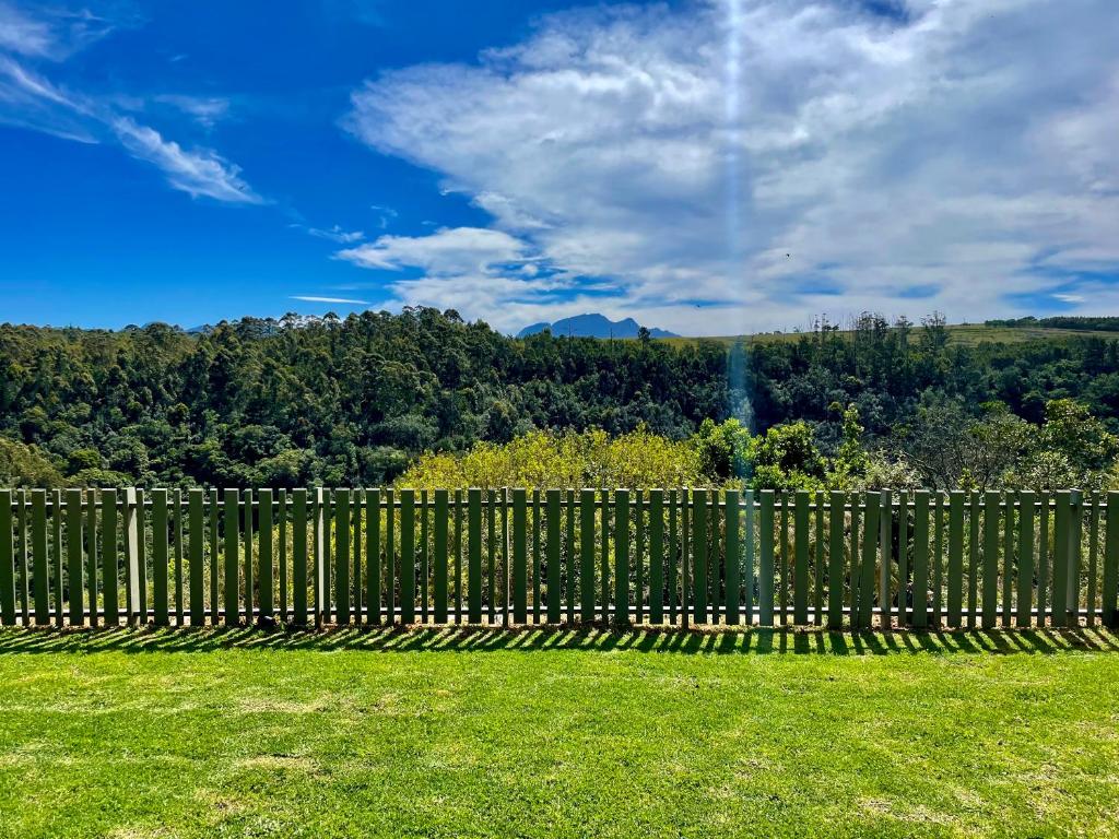 赫罗德斯湾Hilltop 39, Oubaai Golf Estate的庭院内的围栏享有山景