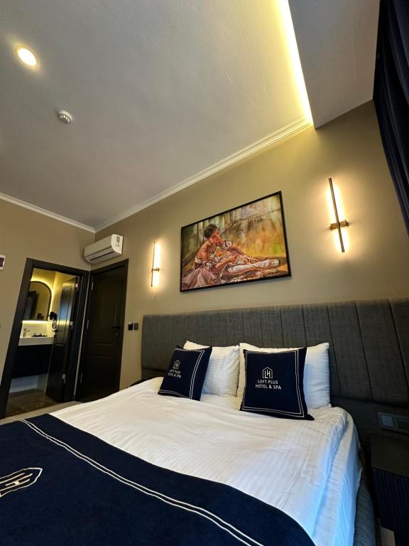 ArnavutköyLoft Park Hotel's的酒店客房 - 带一张大床和两个枕头