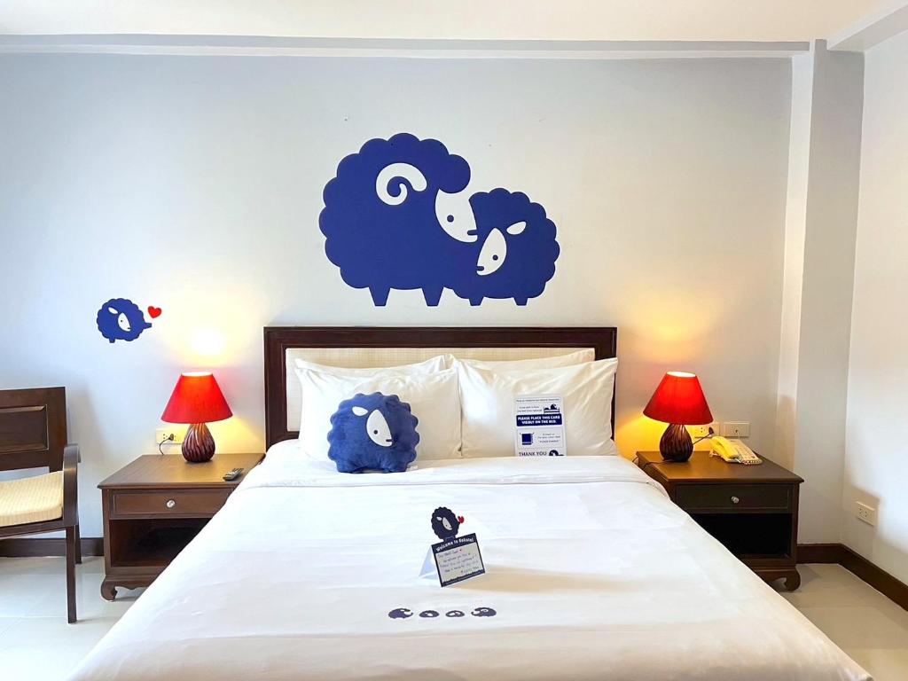 蔻立Kokotel Khao Lak Seascape的卧室配有一张带蓝色羊贴纸的床铺。