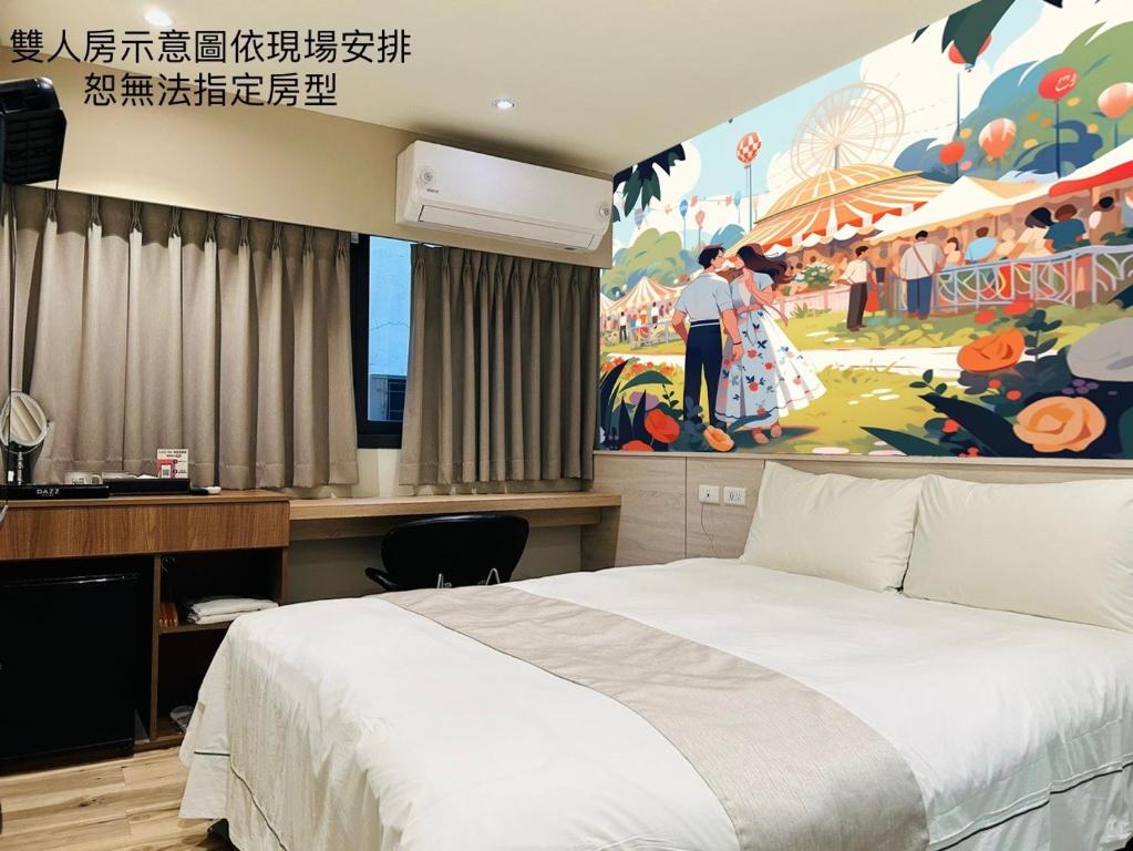 台中市达斯旅店的卧室配有一张床,墙上挂着一幅大画