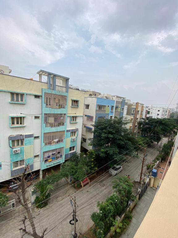 海得拉巴Bigson Service Apartments, Kondapur的享有城市街道上方建筑的景致