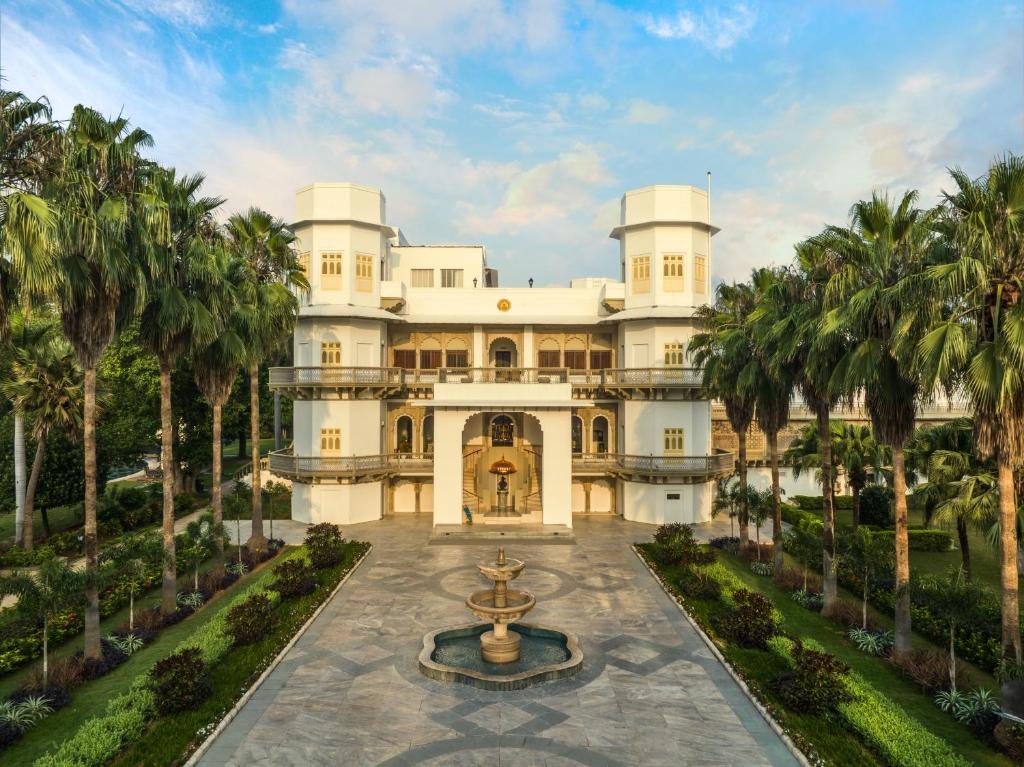 瓜廖尔Taj Usha Kiran Palace, Gwalior的享有带喷泉的大型白色豪宅的外部景色