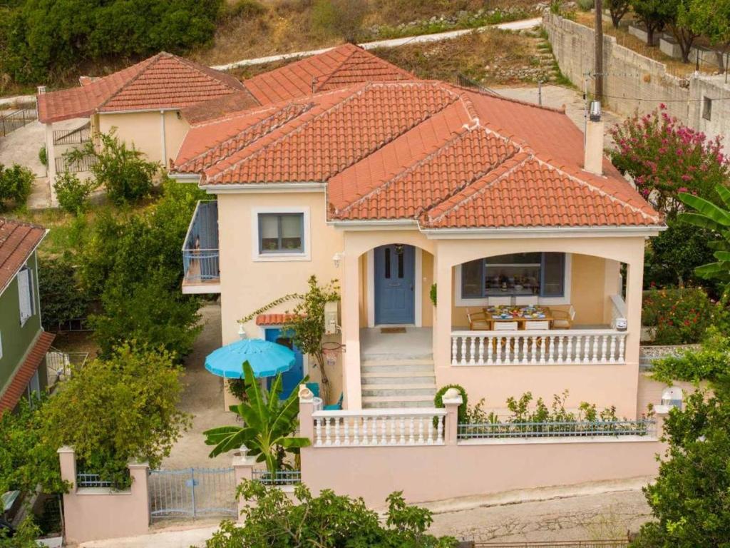 凯法利尼亚岛House Kochyli的橙色瓷砖屋顶的房子