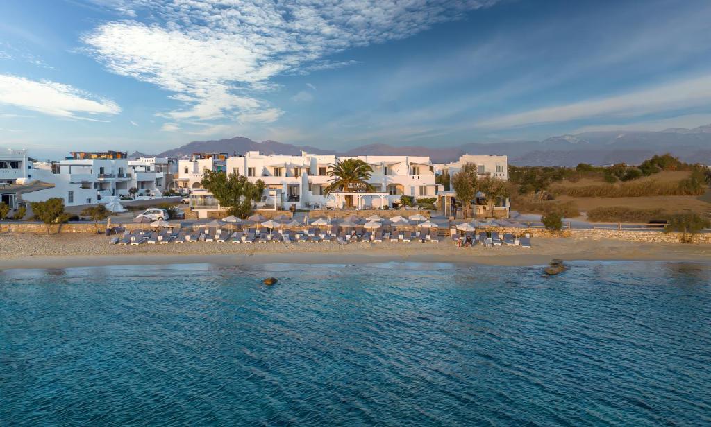 阿吉奥斯普罗科皮奥斯Liana Beach Hotel & Spa的享有海滩和白色建筑群的景色