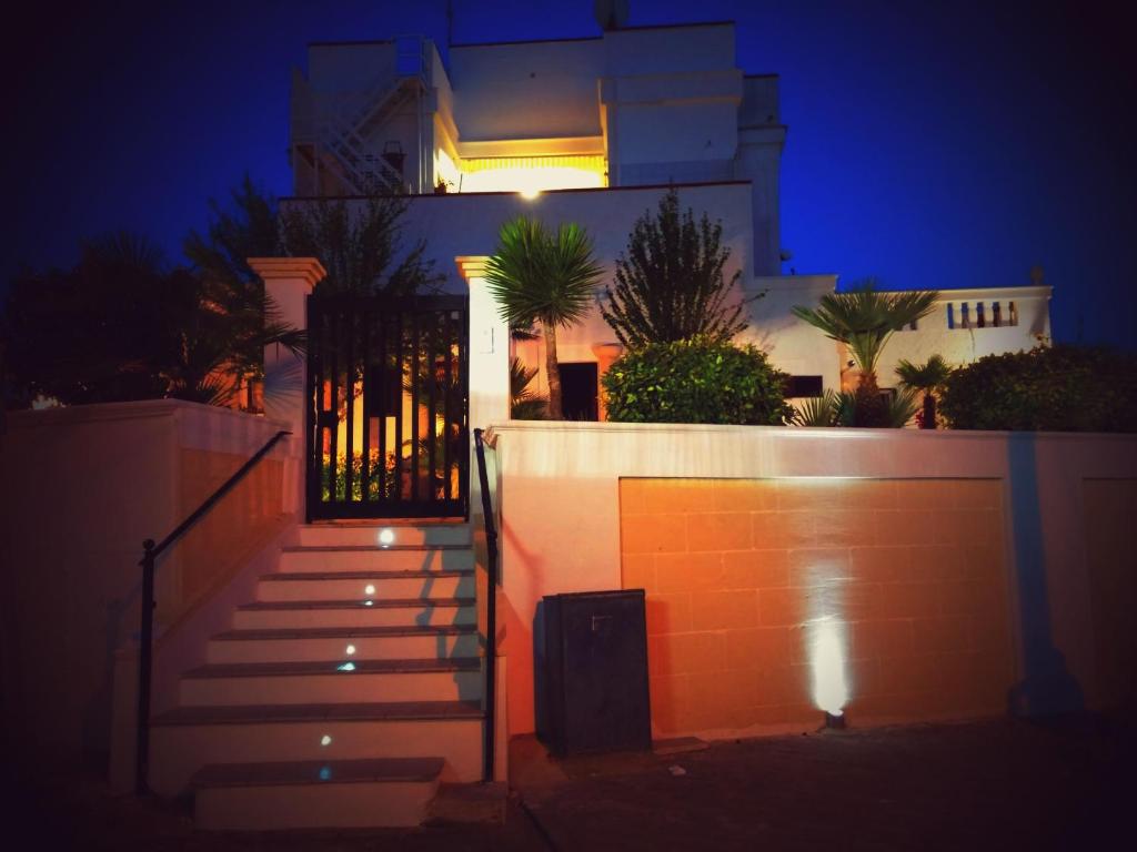 普尔萨诺史黛拉马瑞那住宿加早餐旅馆的一座房子,在晚上有楼梯