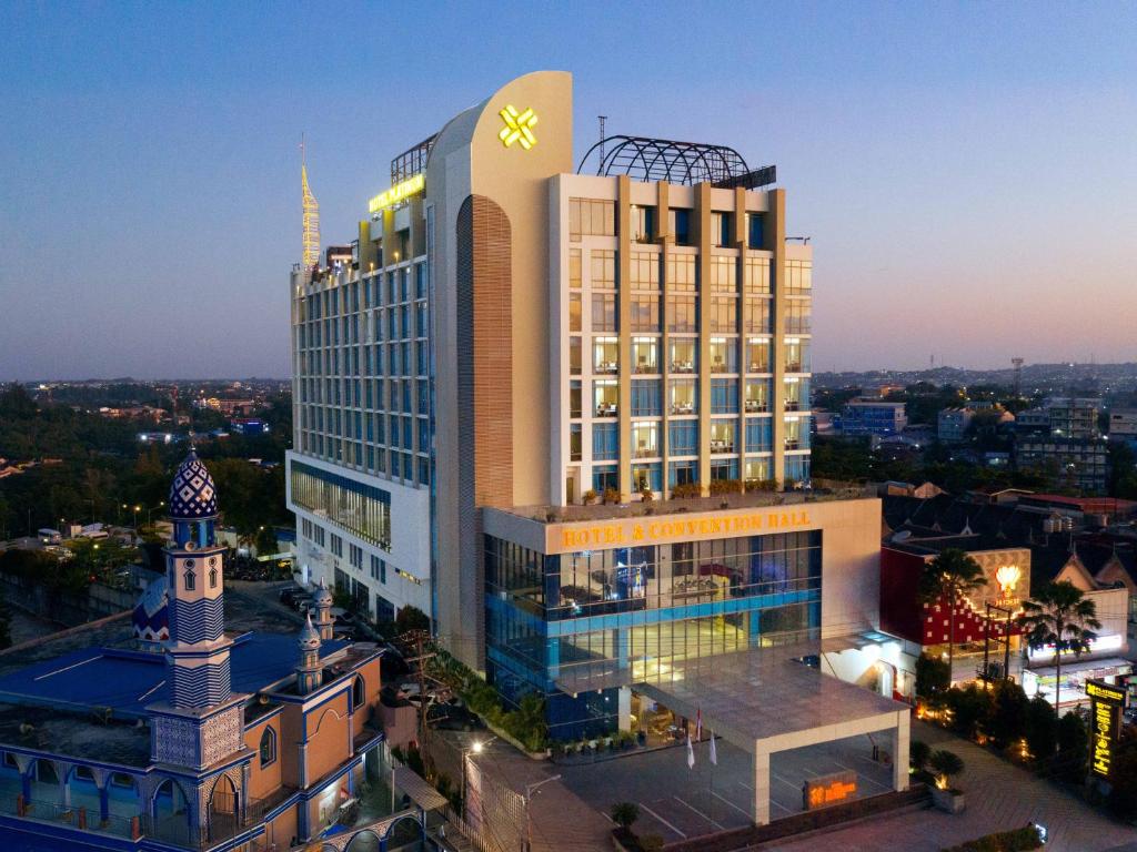 巴厘巴板Platinum Hotel & Convention Hall Balikpapan的一座大型建筑,上面有钟