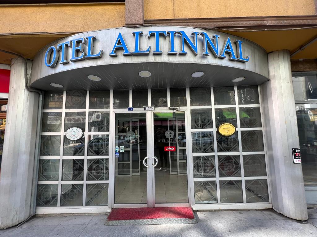 科贾埃利Altinnal Hotel的门上标有标志的旧动物商店