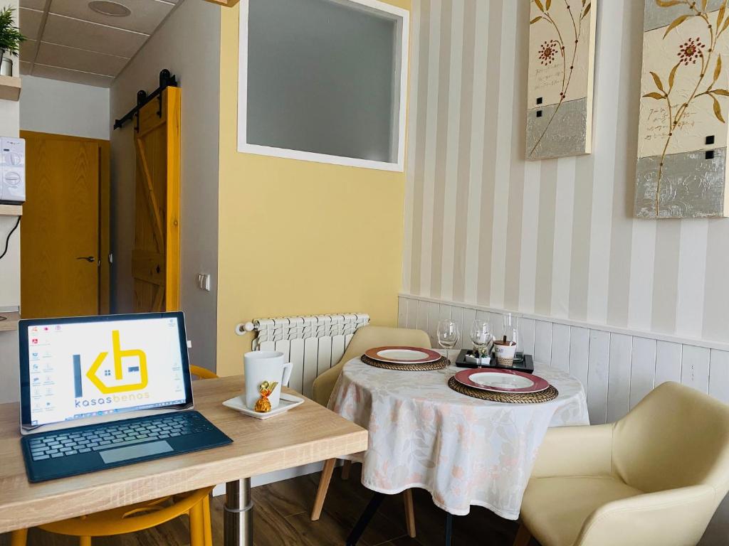 贝纳斯克Work Room - kasasbenas的坐在房间里桌子上的笔记本电脑