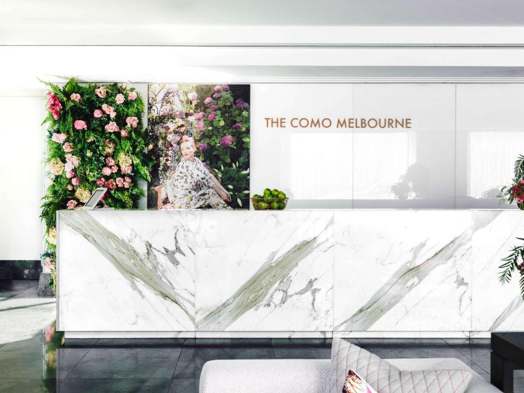 墨尔本The Como Melbourne的商店前方设有大理石柜台和鲜花