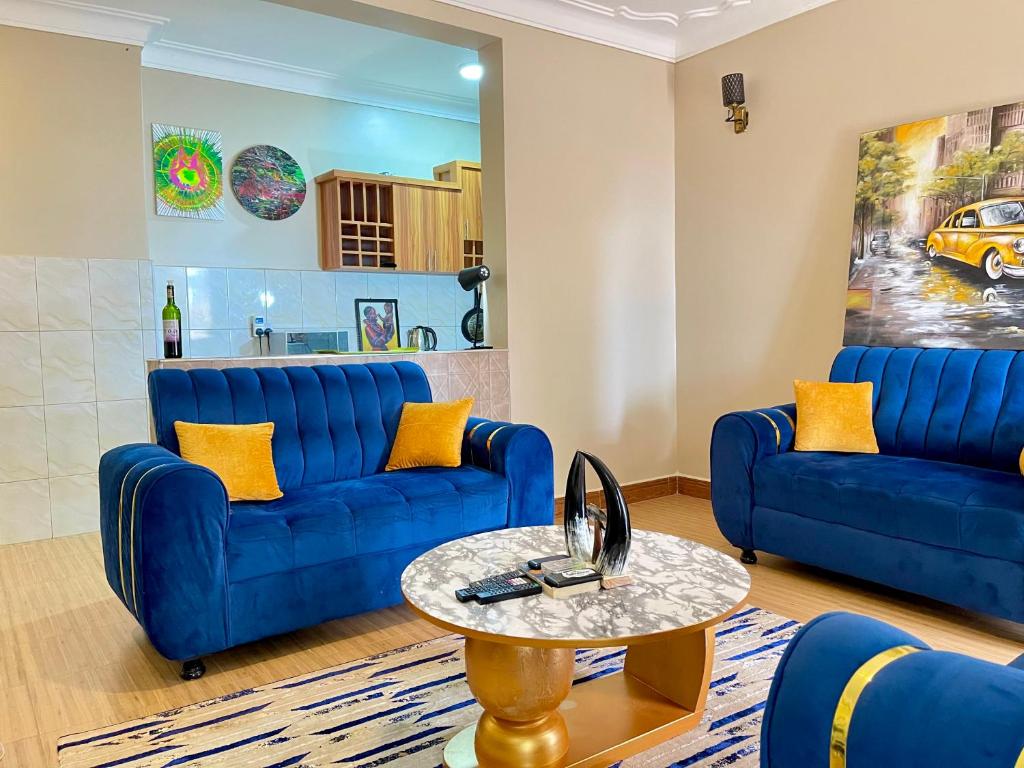 KiraTREAT HOMIES的客厅配有蓝色的沙发和桌子