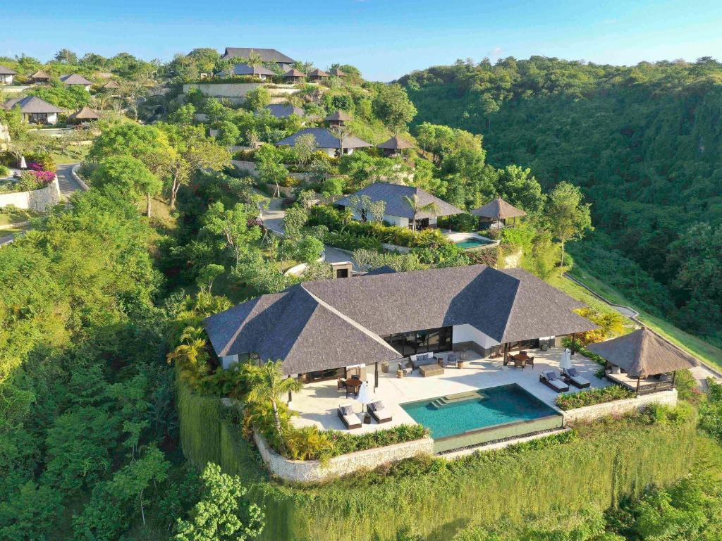 金巴兰Raffles Bali的享有带游泳池的房屋的空中景致