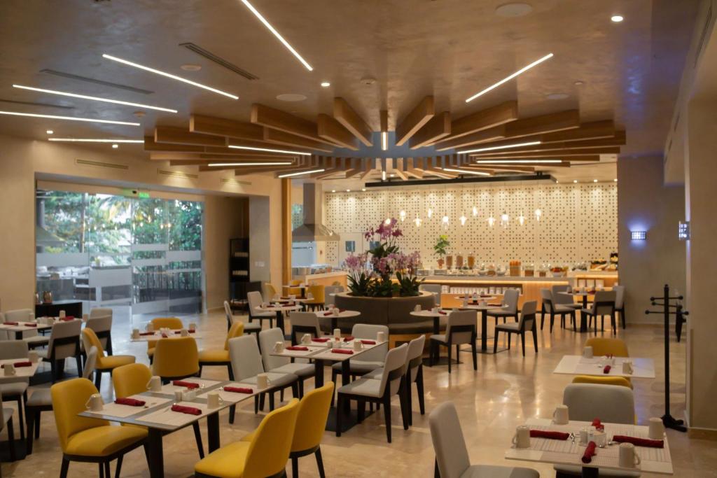 圣萨尔瓦多Hilton San Salvador的一间带桌椅的用餐室和一间餐厅
