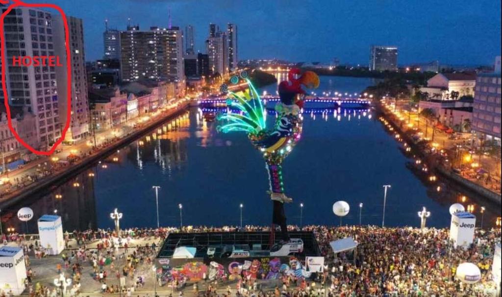 累西腓Melhor localização Recife até 8 pessoas的一群人晚上站在河边
