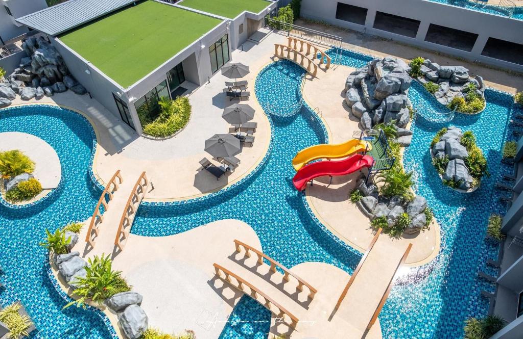 奈汉海滩Utopia Villa Naiharn Beach的享有度假村游泳池的空中景致