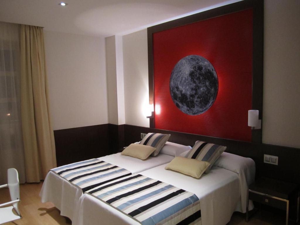 布尔戈斯哥特之路酒店的一间卧室,配有一张月亮画床