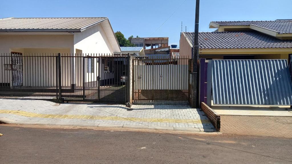 伊瓜苏Casa Rota das 3 Fronteiras的房屋前的围栏