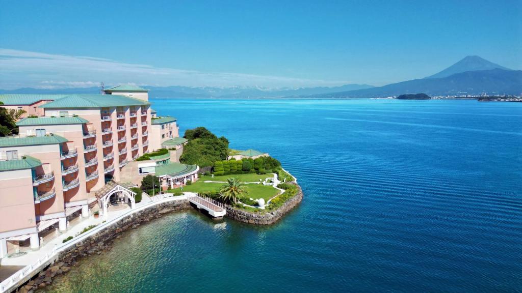 沼津Awashima Hotel的享有一望无际的度假村在大片水域的空中景色