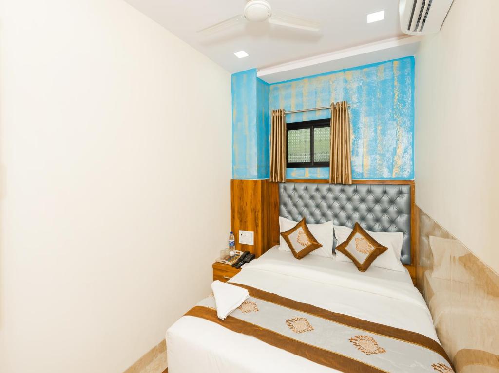 孟买Hotel BKC Fortune的一间卧室设有一张床和一个窗口