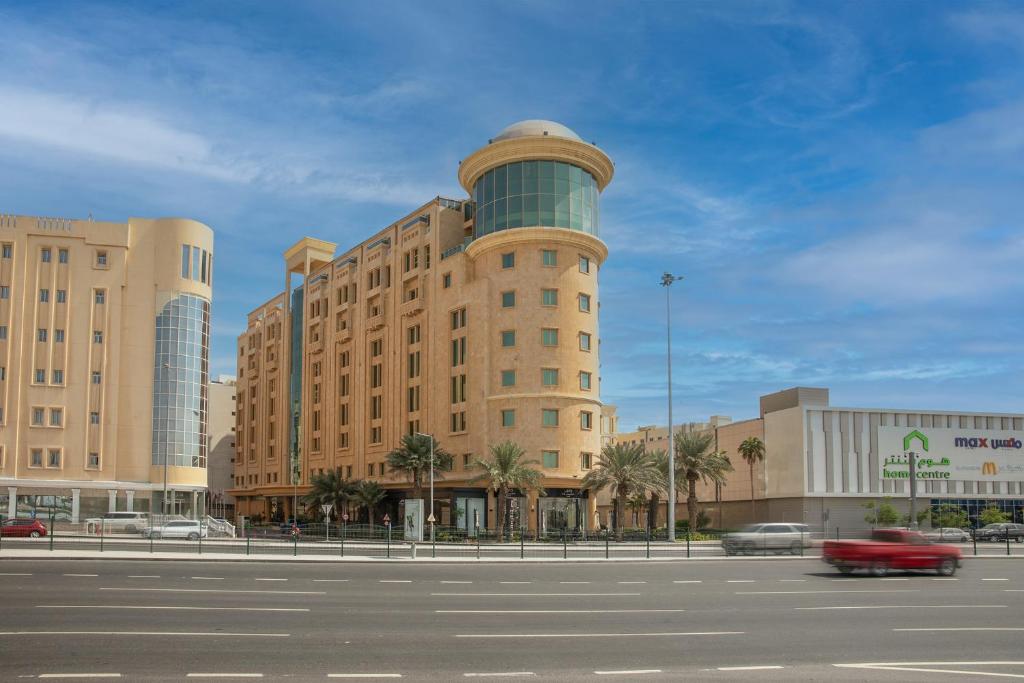 多哈多哈千禧国际酒店的停车场顶部有塔楼的建筑
