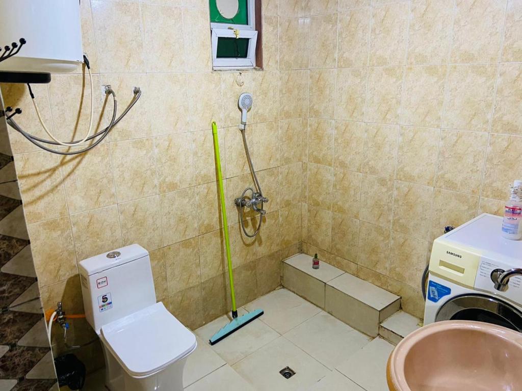 杰拉什Jerash sky1的一间带卫生间和水槽的浴室