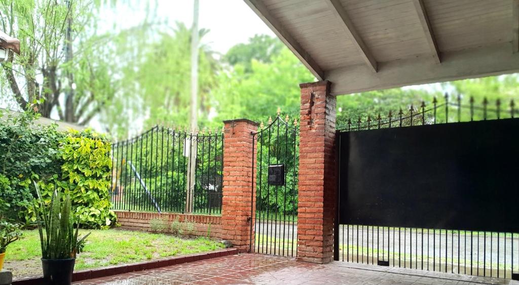 埃塞萨Hostel Mia的院子内有门的黑色栅栏