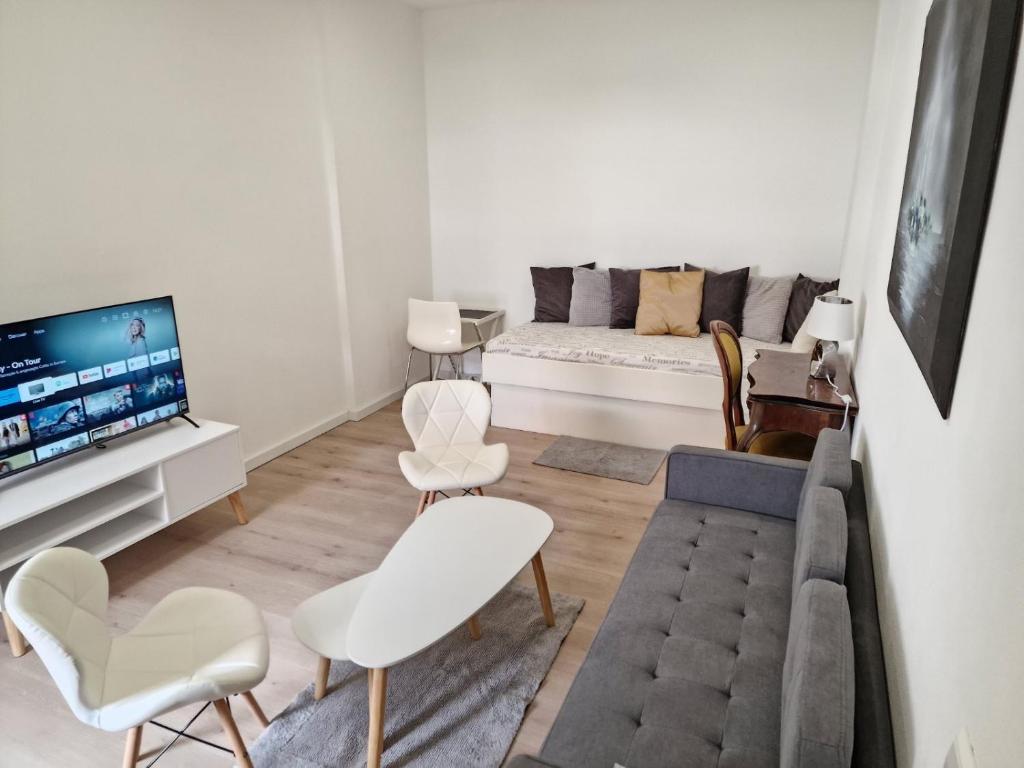 斯图加特Apartments bei Marienplatz的带沙发和电视的客厅