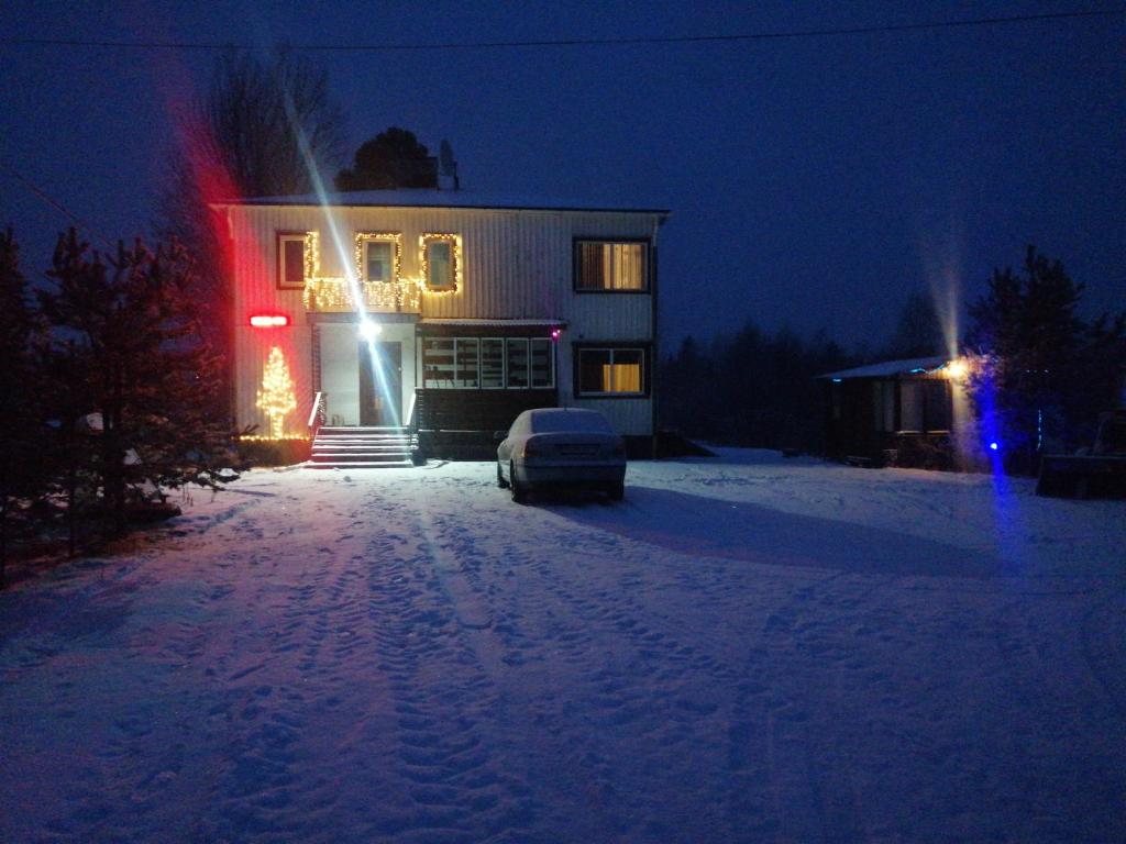 SangisSangis Haparandavägen 11的雪中有一棵圣诞树的房子