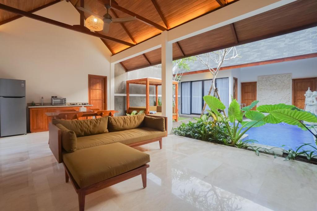 金巴兰Villa Bulan Bali的带沙发的客厅和厨房