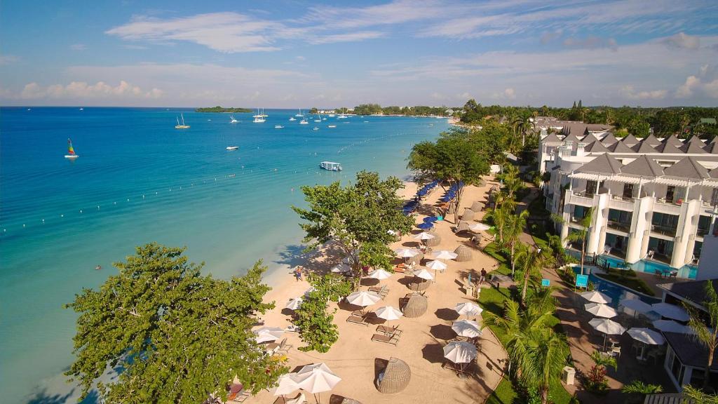 尼格瑞尔Azul Beach Resort Negril, Gourmet All Inclusive by Karisma的享有海滩的空中景致,配有遮阳伞和建筑