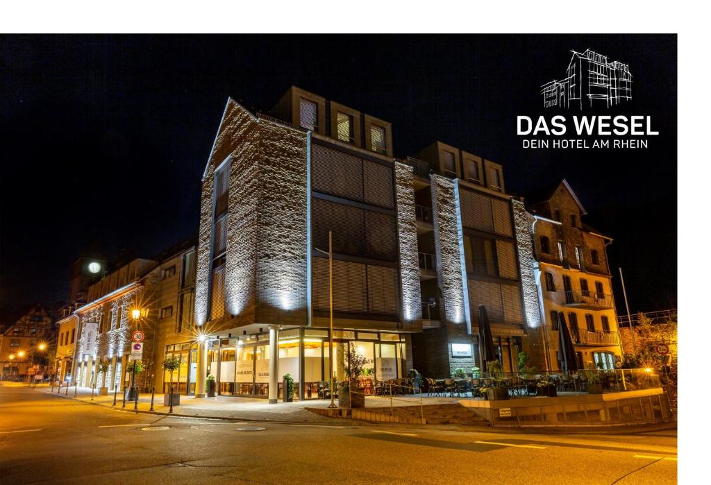 上韦瑟尔DAS WESEL - DEIN HOTEL AM RHEIN的街上的一座灯火通明的建筑