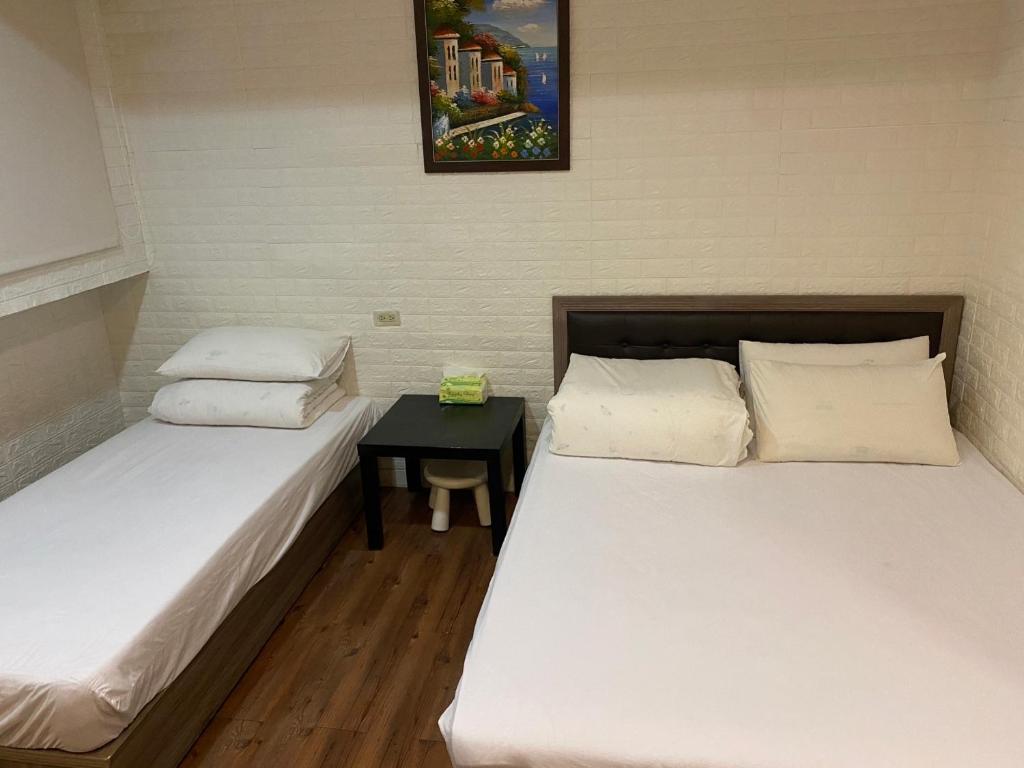 台北西门邑居会馆的两张床铺位于一个房间,中间有桌子