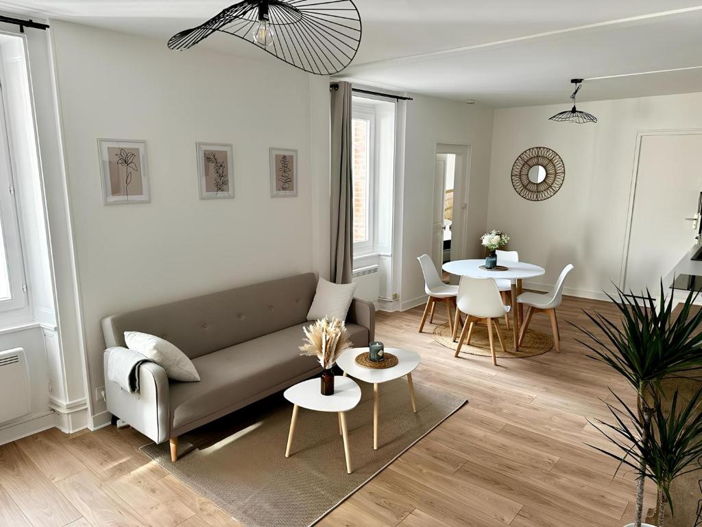 贝桑松Le Vesontio, Wifi, Parking proche的客厅配有沙发和桌子