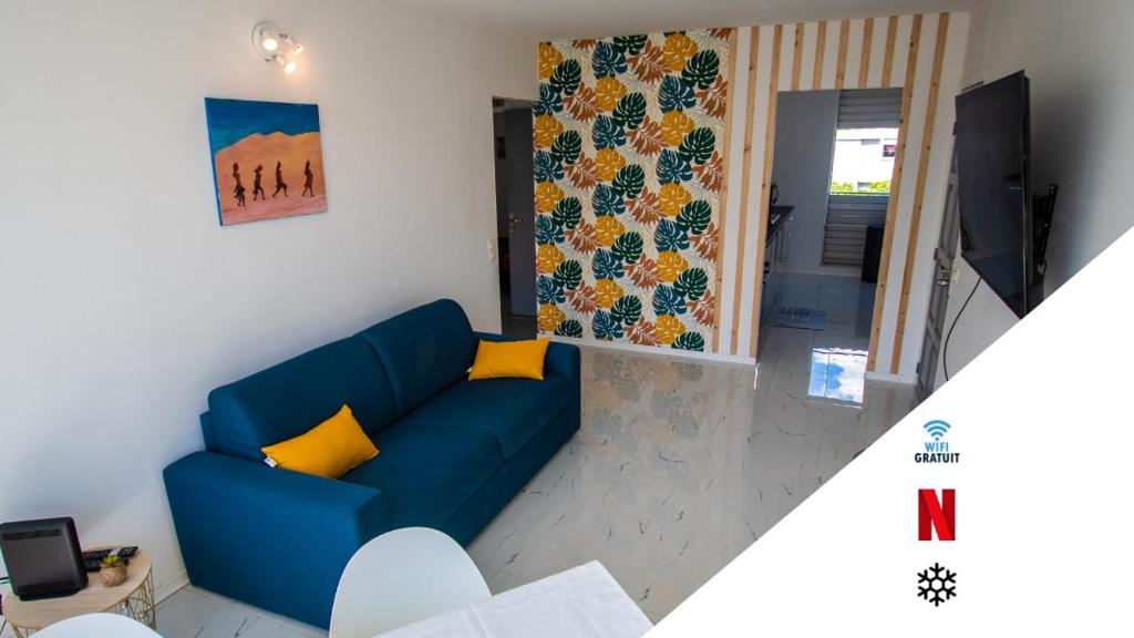 法兰西堡Sibèl Appart的客厅配有蓝色的沙发和黄色的枕头。
