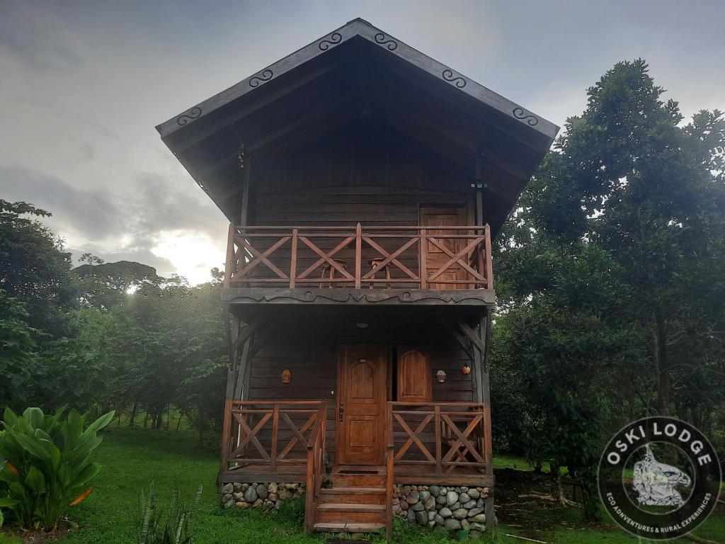 UpalaOski Lodge, Rain Forest Rincón de la Vieja的田野里树屋,有标志